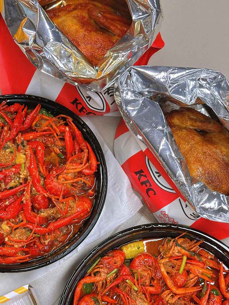 மகிழ்ச்சிகரமான மதிய தேநீர்: KFC ரோஸ்ட் சிக்கன் மற்றும் நண்டு கடித்த விருந்து